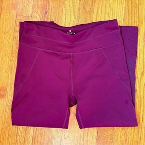 Athleta 3/4 Cropped Purple Leggings with Mesh Side Cutouts Women’s M